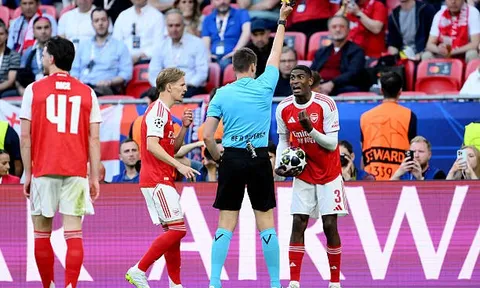 Vì sao Mosquera của Arsenal tránh được thẻ đỏ trước PSG?