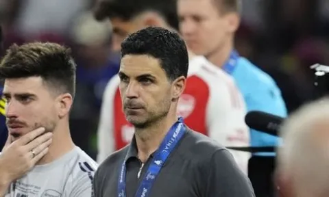 Chelsea mỉa mai Arsenal bằng cúp C1 sau trận chung kết