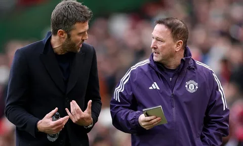Allan Russell gọi trợ lý Steve Holland của MU là thiên tài