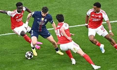 Phản ứng của Ferdinand khi PSG hạ Arsenal ở chung kết C1
