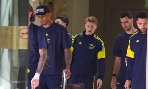 Dàn sao Arsenal thất thần rời khách sạn sau thất bại trước PSG