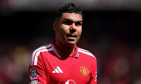 Edwin van der Sar cảnh báo Man Utd về bài toán thay Casemiro