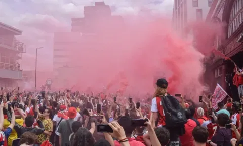 Fan Arsenal gây náo loạn London trong ngày mừng công vô địch
