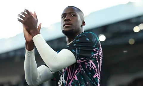 Sự ra đi của Konate đẩy Liverpool vào một mùa hè giông bão