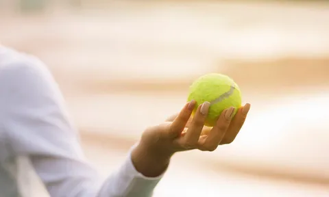 Mẹo chống mỏi chân khi đi máy bay: Chỉ cần một quả bóng tennis và chiếc tất
