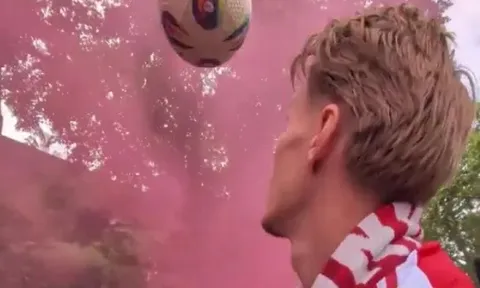 Đánh đầu trúng cảnh sát, Odegaard ngại ngùng trốn trên xe buýt