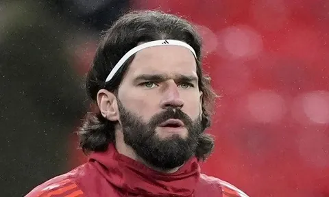 Alisson được xác định là "bất khả xâm phạm" tại Liverpool