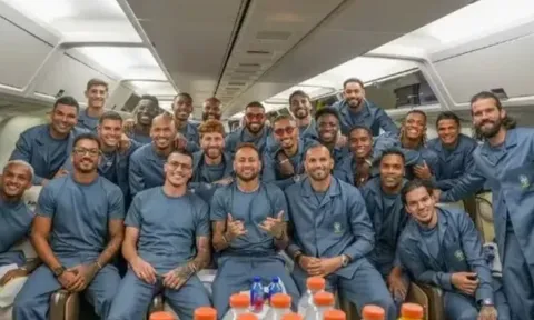 Chuyên cơ tuyển Brazil nhận nghi thức đặc biệt tại sân bay