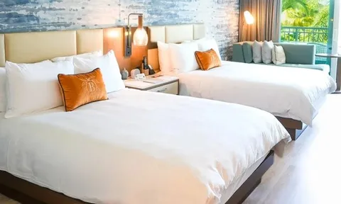 Tuyển Anh ở khách sạn có sân golf và món ăn bị cấm