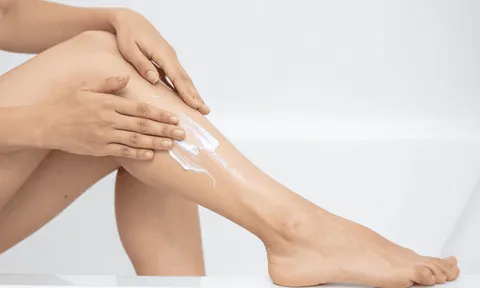 5 thói quen hằng ngày âm thầm gây viêm nang lông ở chân mà nhiều người không nhận ra