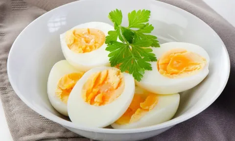 Luộc trứng bao nhiêu phút là ngon nhất? Mẹo đơn giản giúp bóc vỏ dễ dàng