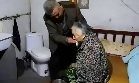 Cụ bà U80 nhập viện với chiếc bụng phình to như có bầu, kết quả chụp CT khiến ê-kíp bác sĩ sửng sốt