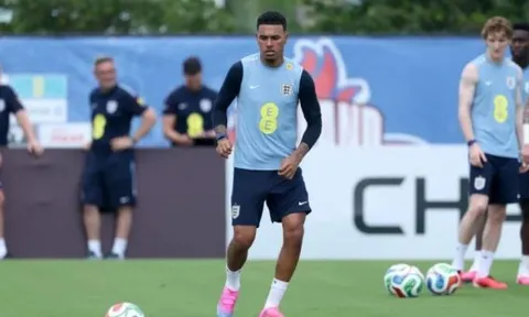 Shearer: "Rogers xứng đáng đá chính hơn Bellingham"