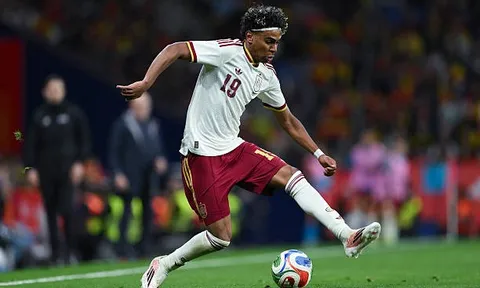 Lamine Yamal đặt mục tiêu sánh vai cùng Messi và Ronaldo