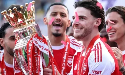 Robbie Fowler khẳng định Declan Rice chưa bằng Steven Gerrard