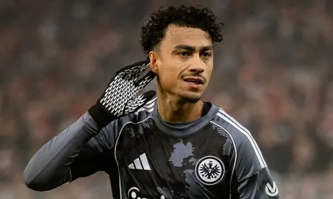 Arsenal đối đầu Bayern vì hậu vệ đa năng của Frankfurt
