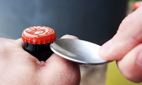 Mẹo khui nắp chai bia trong 3 giây không cần dụng cụ: Nhắm đúng "điểm tử huyệt" này, nắp tự bật dễ dàng