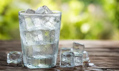 Uống nước đá giúp giải khát hay càng gây khát? Nhiều người đang hiểu chưa đúng