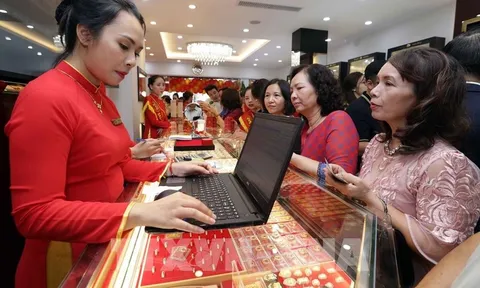 Giá vàng hôm nay 4/6 tiếp tục lao dốc: Người mua nên "bắt đáy" hay chờ thêm?