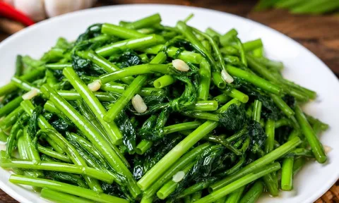 Xào rau theo cách này, rau giòn xanh mướt, nhìn là muốn ăn