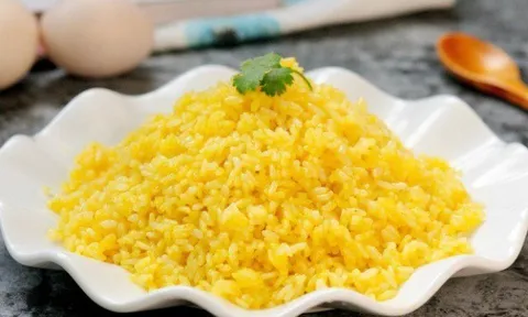 Làm cơm rang trứng, đừng cho cơm ngay vào chảo, thêm bước này hạt cơm nào cũng săn chắc, vàng thơm