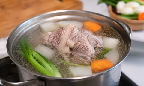 Có nên dùng nước luộc thịt để nấu canh? Loại nước này giàu dinh dưỡng hay nhiều tạp chất?