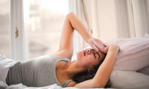 Tóc bớt xù rối mỗi sáng nhờ 5 thói quen đơn giản thực hiện trước khi đi ngủ
