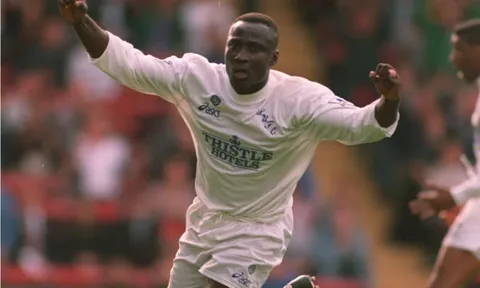 Cảm động CĐV Leeds, Yeboah từ chối khoác áo MU