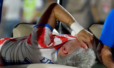 Julio Enciso bật khóc rời sân, Paraguay lo mất trụ cột