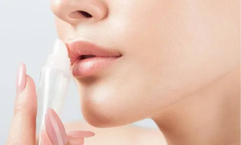 5 thói quen giúp cải thiện môi khô nứt, bong tróc và kém mềm mại mỗi ngày