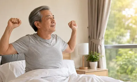 Người trên 50 tuổi nên hạn chế làm 3 việc này ngay sau khi ngủ dậy