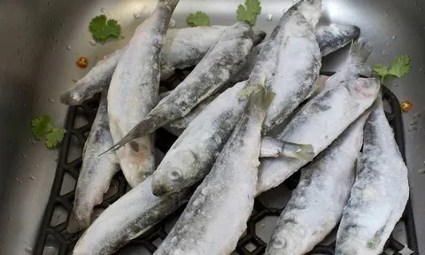 Rã đông cá đừng chỉ ngâm nước lạnh: Thêm 2 thứ này vào, cá mềm nhanh lại tươi rói không tanh