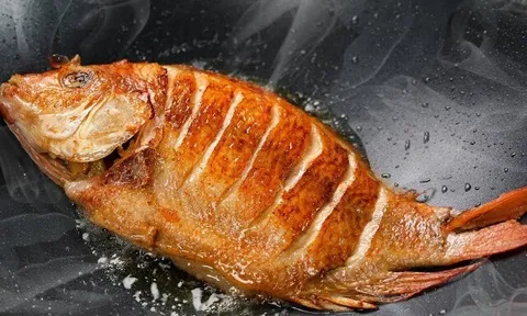 Rán cá, đổ ngay dầu vào chảo là sai, thêm bước nữa, cá vàng giòn lại chẳng sợ không bắn dầu làm bỏng tay