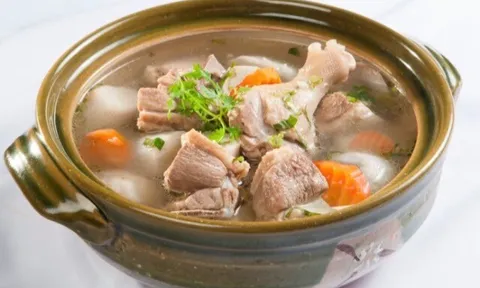Uống thật nhiều nước hầm xương có tốt cho sức khỏe? Nên dùng thế nào để vừa bổ dưỡng vừa an toàn cho thận?