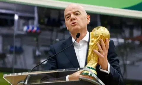 FIFA rút lệnh cấm mang nước vào sân sau phản ứng dữ dội
