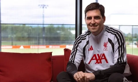 Richard Hughes đạo diễn cuộc cải tổ ghế nóng tại Liverpool