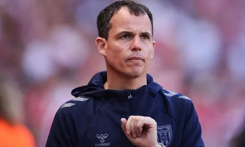 Regis Le Bris và nhiệm vụ "có thể xuống hạng nhưng phải thắng Newcastle"