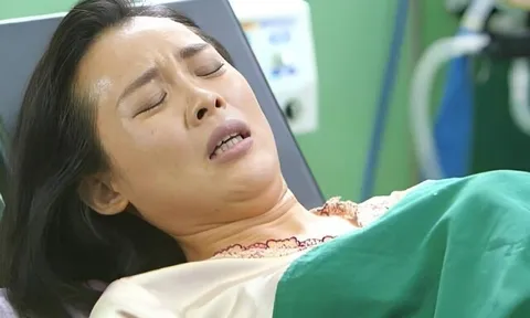 Bác sĩ đang đỡ đẻ bỗng nhìn thấy dòng chữ lạ trên bụng sản phụ, nội dung khiến cả phòng sinh đỏ mắt xúc động
