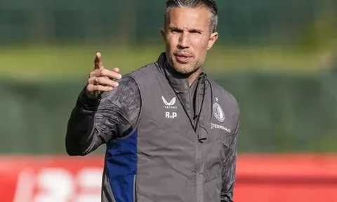 Feyenoord bất ngờ sa thải HLV Robin van Persie
