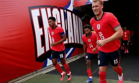 Dan Burn làm quen thời tiết World Cup tại Disneyland