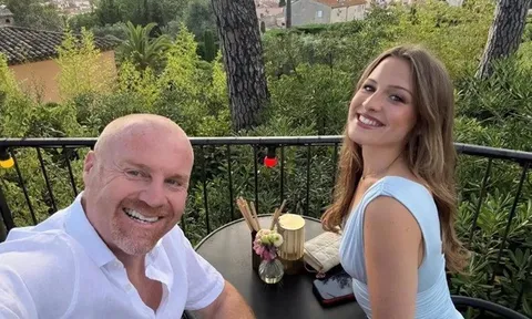 Sean Dyche thừa nhận con gái quá xinh đẹp so với bản thân