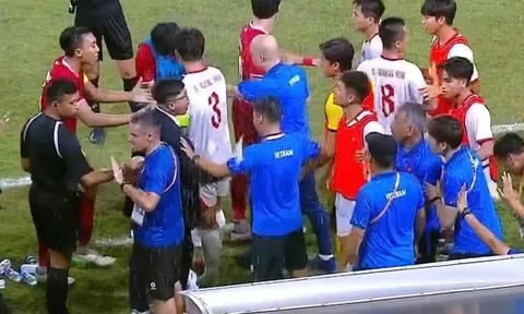 Cầu thủ U19 Indonesia xô ngã trợ lý U19 Việt Nam