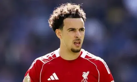 Curtis Jones là lối thoát hay rào cản của Liverpool hè này?