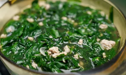 Tại sao nên vò rau ngót trước khi nấu?