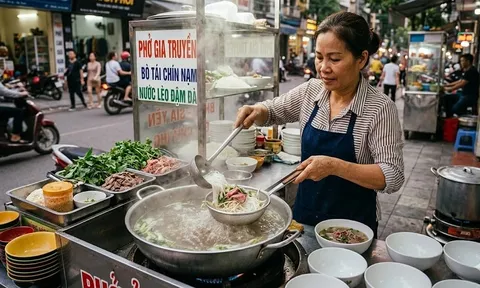 Vì sao người bán phở luôn chần bát qua nước sôi trước khi múc?