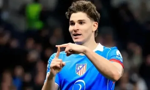 Barca mặc kệ Real phá rối thương vụ Julian Alvarez