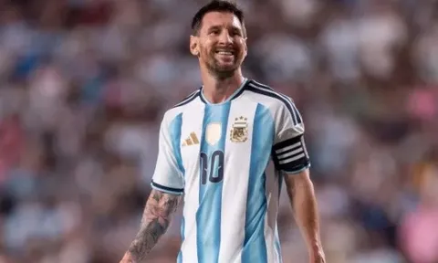 Messi ngỡ ngàng khi gặp lại con trai đồng đội cũ tại Barca