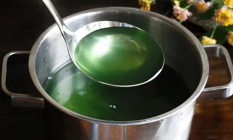 Có nên dùng nước luộc rau làm canh không?