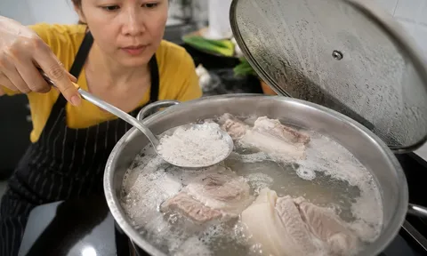 Luộc thịt có nên mở vung hớt bọt?