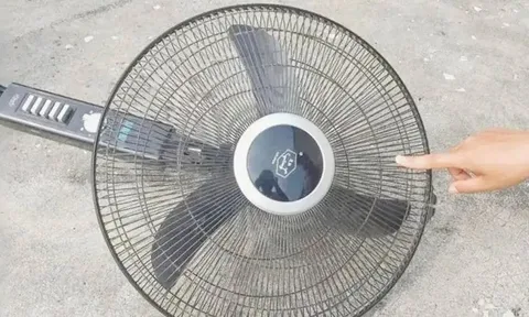 Mẹo làm sạch quạt trong 5 phút không cần tháo lắp: Bụi bẩn tự bong ra nhờ 1 chiếc túi nilon